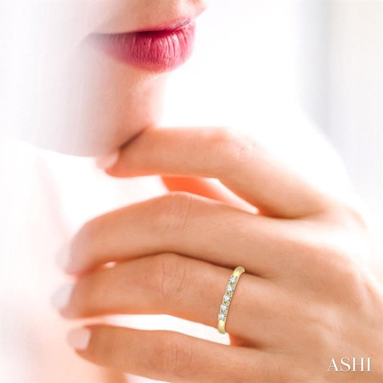 1/4 Ctw 5 Stone Round Cut Diamond Wedding Band in 14K Yellow Gold 1/4 Ctw 5 Stone Round Cut Diamond Wedding Band in 14K Yellow Gold