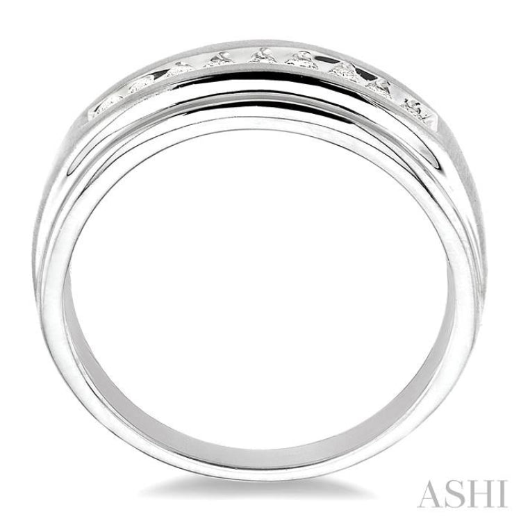 1/6 Ctw Round Diamond Men's Ring in 14K White Gold 1/6 Ctw Round Diamond Men's Ring in 14K White Gold