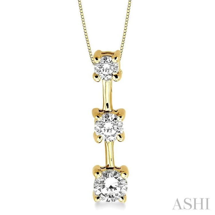 1/2 Ctw Three Stone Round Cut Diamond Pendant in 14K Yellow Gold with Chain 1/2 Ctw Three Stone Round Cut Diamond Pendant in 14K Yellow Gold with Chain