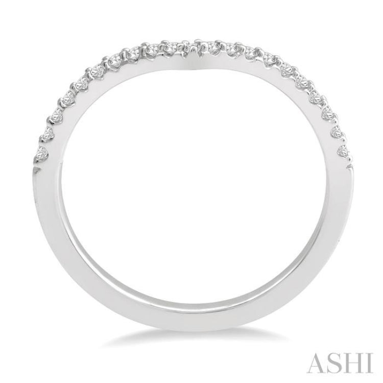 1/10 Ctw Chevron Center Round Cut Diamond Wedding Band in 14K White Gold