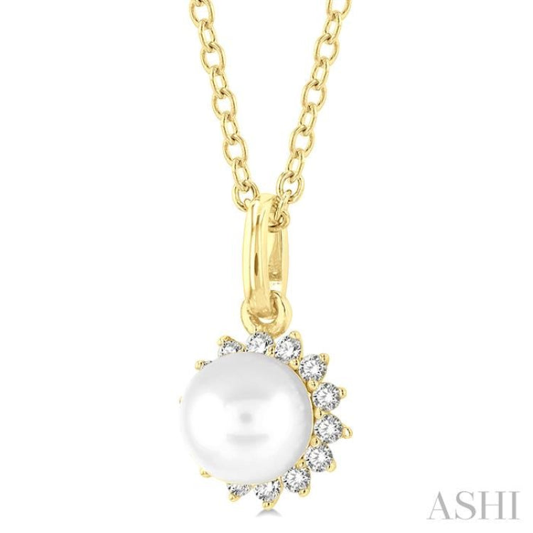 Pearl & Petite Halo Diamond Fashion Pendant