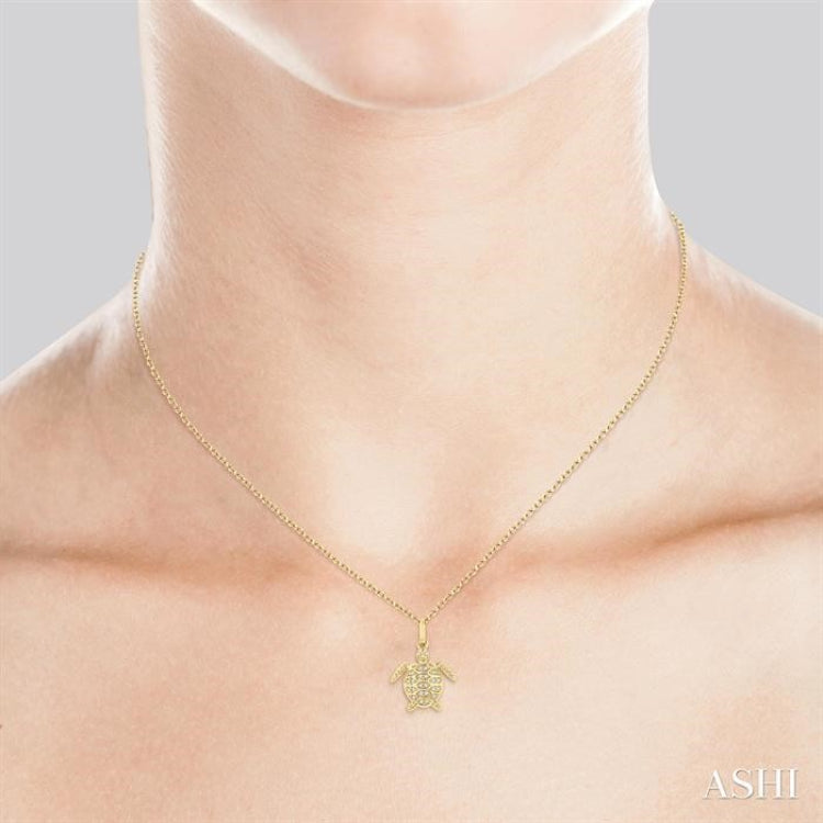 1/10 Ctw Petite Sea Life Turtle Round Cut Diamond Fashion Pendant With Chain in 10K Yellow Gold